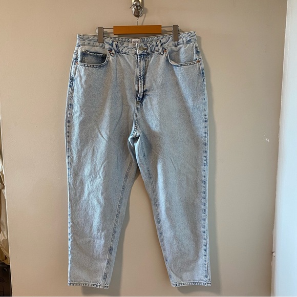 Urban Outfitters BDG Petite High-Waisted Mom Jean Bleached Light Wash - Picture 4 of 5